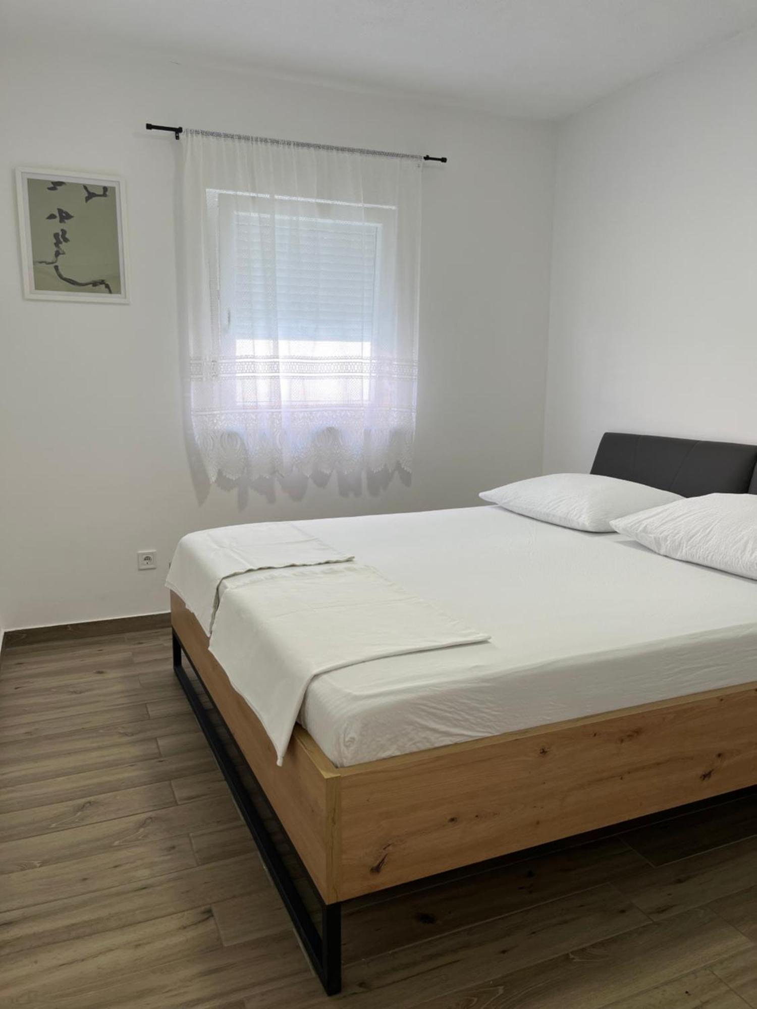Apartmani Mlinar - Two Bedroom Apartment With Seaview Grebaštica Exteriör bild